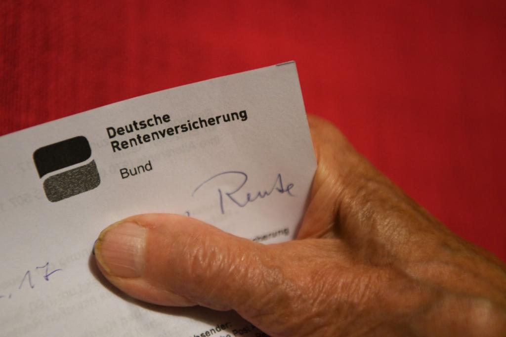 Im Mittel bekommt eine Rentnerin im Osten 1.218 Euro, 357 Euro mehr als im Westen. (Symbolbild) - Foto: Felix Kästle/dpa