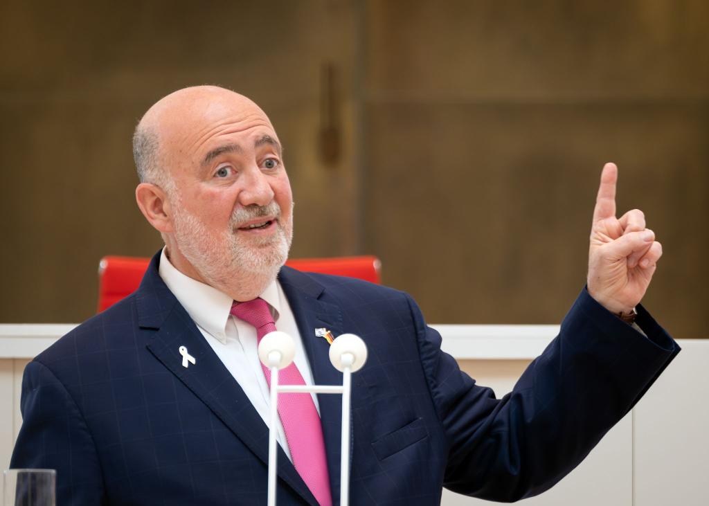 Der israelische Botschafter Ron Prosor schaltet sich mit scharfen Worten in die innenpolitische Debatte über den Gaza-Krieg ein. (Archivbild) - Foto: Soeren Stache/dpa