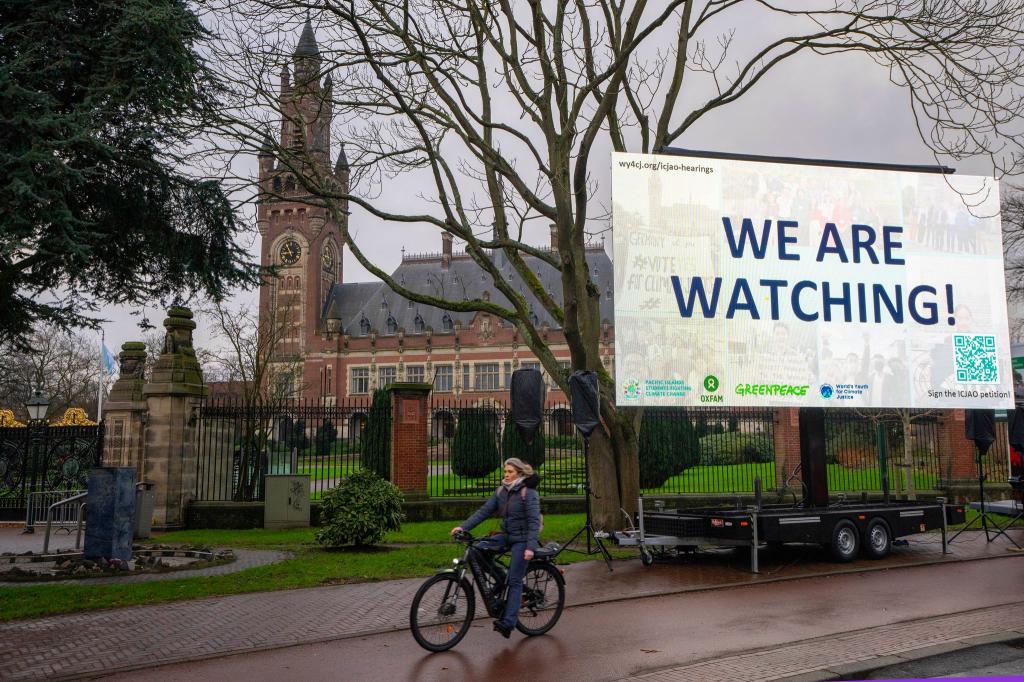 «We are Watching!» ist auf einem Plakat vor dem Internationalen Gerichtshof zu lesen: Das höchste UN-Gericht hat sich mit Klimaschutz befasst. (Archivbild) - Foto: Peter Dejong/AP/dpa