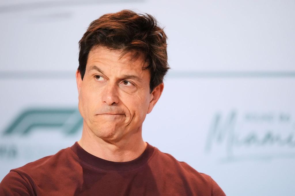 Toto Wolff rechnet bei der Fahrerpaarung für 2026 nicht mit Überraschungen. - Foto: Rebecca Blackwell/AP/dpa