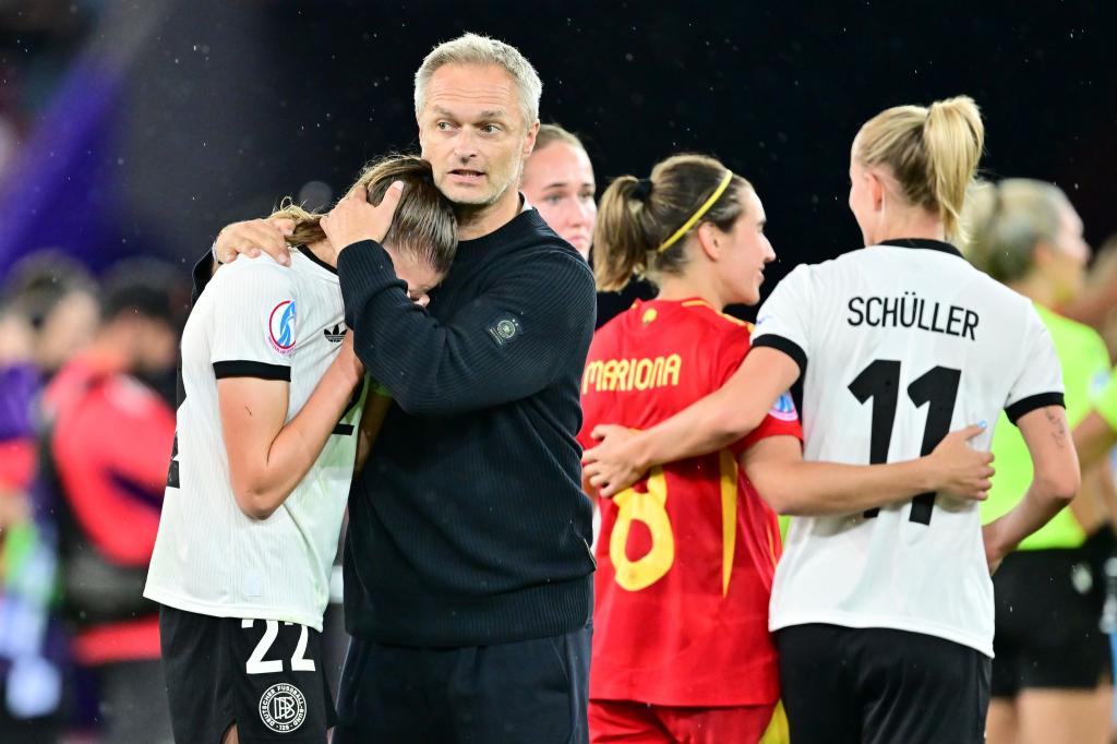 Trost für seine Spielerinnen: Bundestrainer Christian Wück. - Foto: Sebastian Christoph Gollnow/dpa