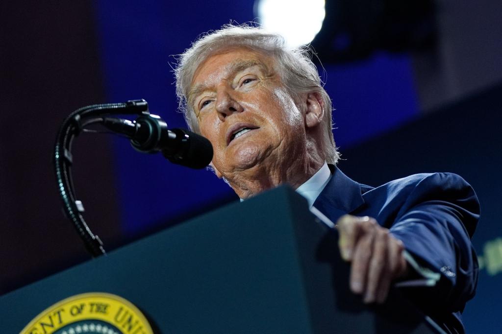US-Präsident Donald Trump will weniger Leitplanken für amerikanische KI. - Foto: Julia Demaree Nikhinson/AP/dpa