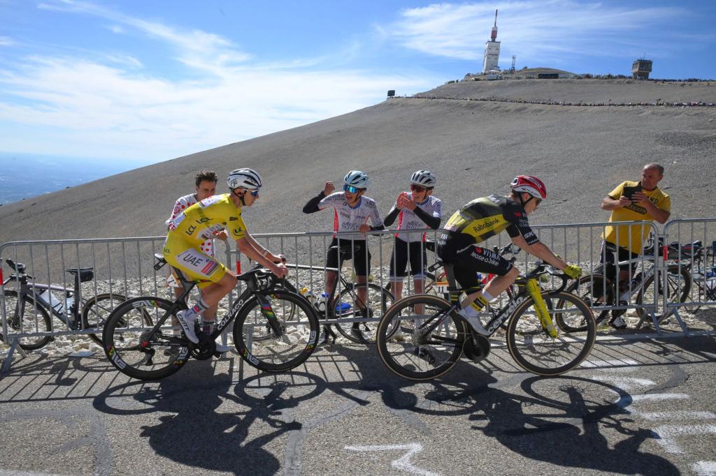 In den Alpen wird ein erneuter Schlagabtausch zwischen Tadej Pogacar (l.) und Jonas Vingegaard erwartet. - Foto: Bernard Papon/Pool L'Equipe/AP/dpa