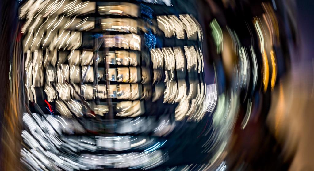 In der Finanz- und Versicherungsbranche wird am häufigsten länegr gearbeitet als vereinbart. - Foto: Frank Rumpenhorst/dpa