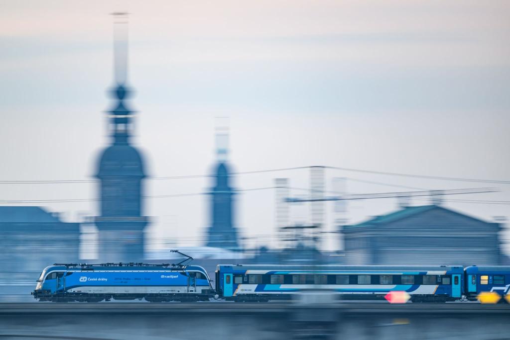 Ein Eurocity-Zug fährt durch Dresden. In einem Teil der Züge wird es weiterhin die beliebten Speisewagen mit frisch gekochtem Essen geben. (Archivbild) - Foto: Robert Michael/dpa/dpa-tmn
