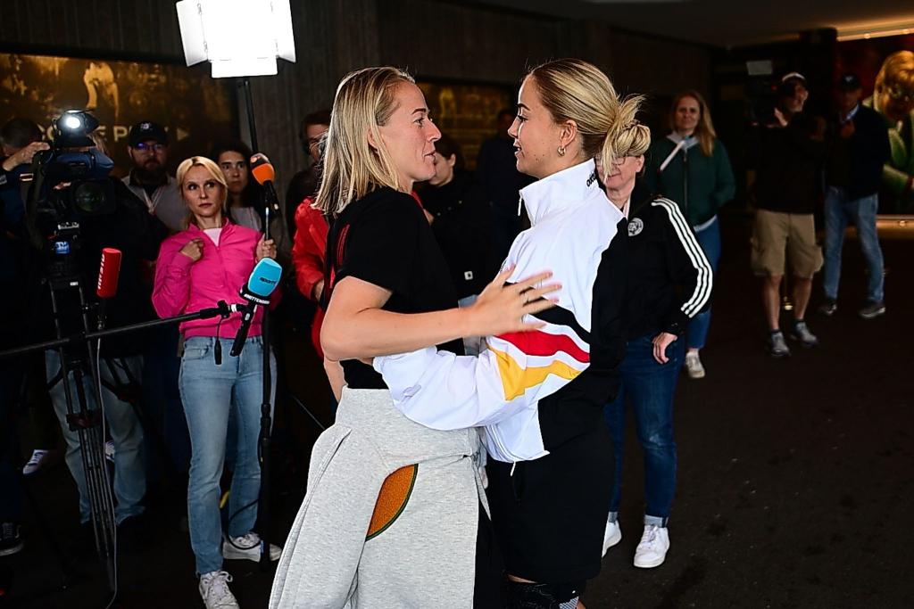 Sehen sich beim FC Bayern wieder: Stürmerin Lea Schüller (l) und Kapitänin Giulia Gwinn. - Foto: Sebastian Christoph Gollnow/dpa