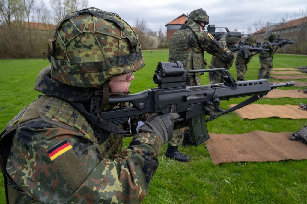 Mit verschiedenen Anreizen will die Bundesregierung mehr junge Leute für die Bundeswehr gewinnen. (Archivbild) - Foto: Stefan Sauer/dpa