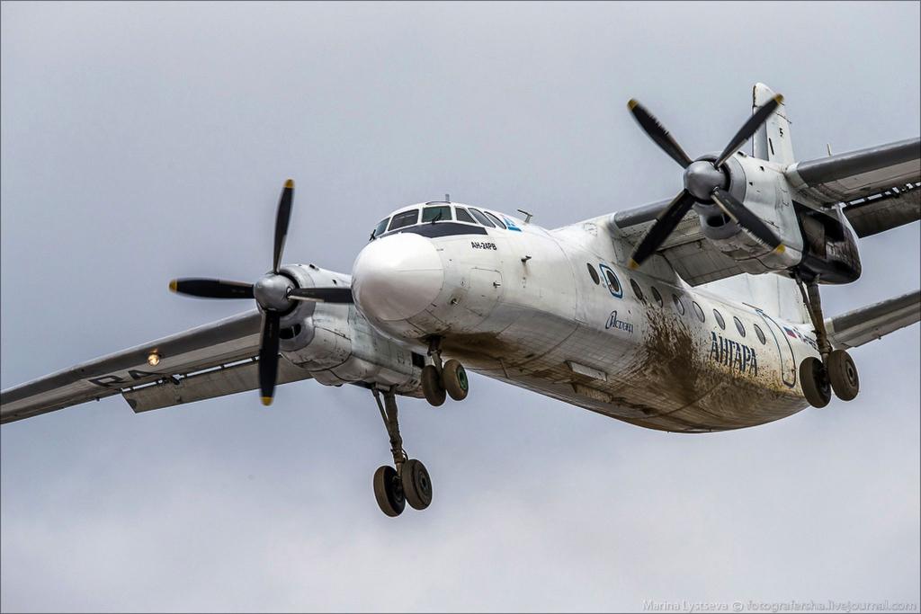 Bei der Unglücksmaschine handelte es sich um eine Antonow vom Typ An-24 wie auf diesem Foto. (Archivbild) - Foto: Marina Lystseva/AP/dpa