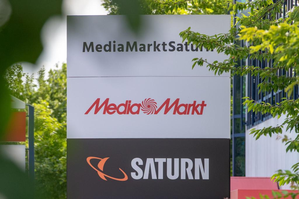 Ceconomy bestätigt Übernahmegespräche mit JD.com (Archivbild). - Foto: Armin Weigel/dpa