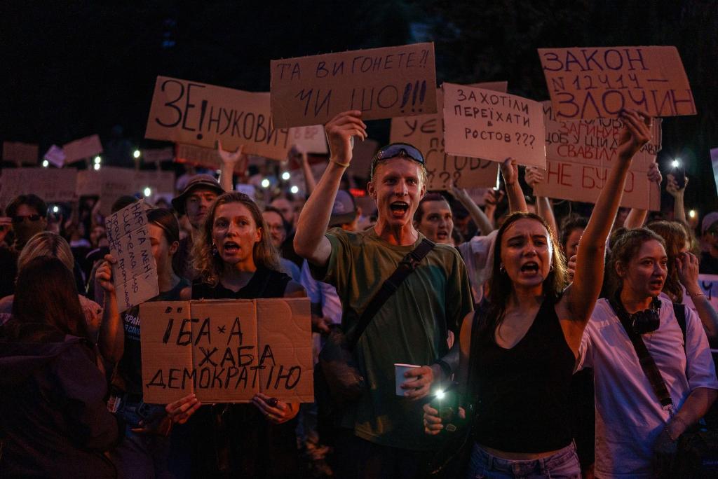 In der Ukraine führte ein neues Gesetz, das die Unabhängigkeit von Antikorruptionsbehörden beschränkt, zu landesweiten Protesten. - Foto: Alex Babenko/AP/dpa