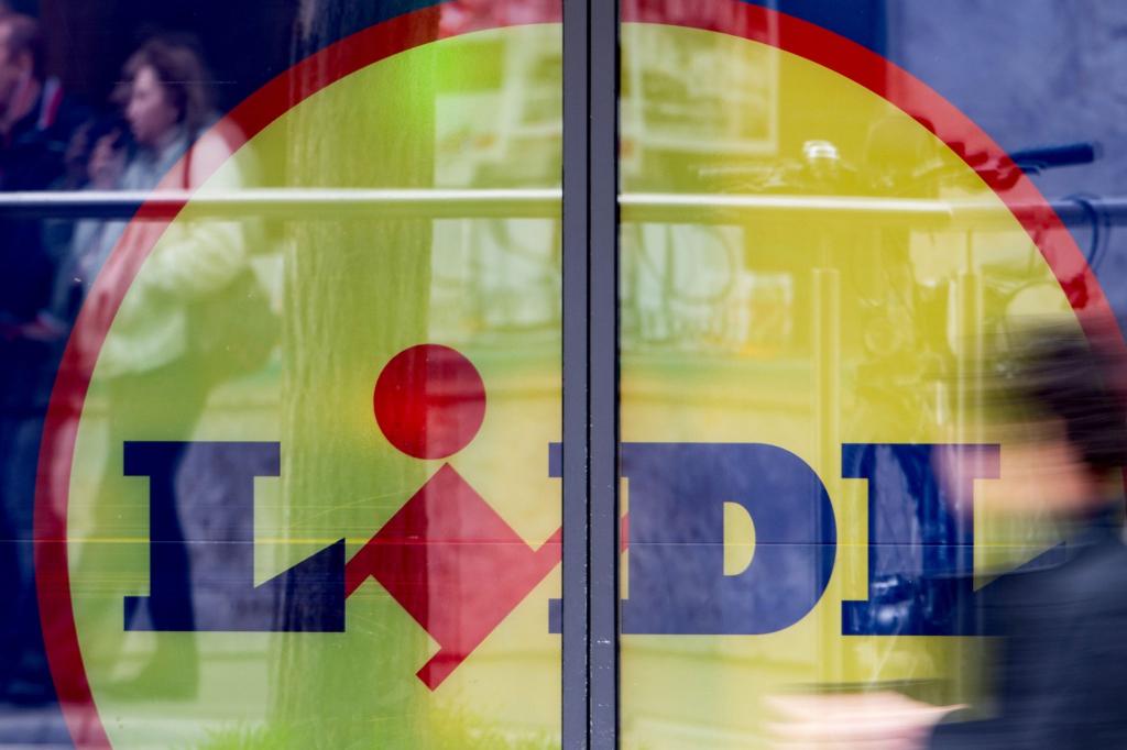 Lidl kämpft mit Aldi um die Marktführerschaft der Discounter. - Foto: Marijan Murat/dpa