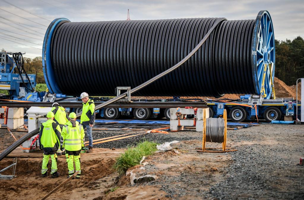 Die Stromtrasse Suedlink soll Strom aus Erneuerbaren Energien von Norddeutschland in den Süden transportieren. (Archivbild) - Foto: Focke Strangmann/dpa