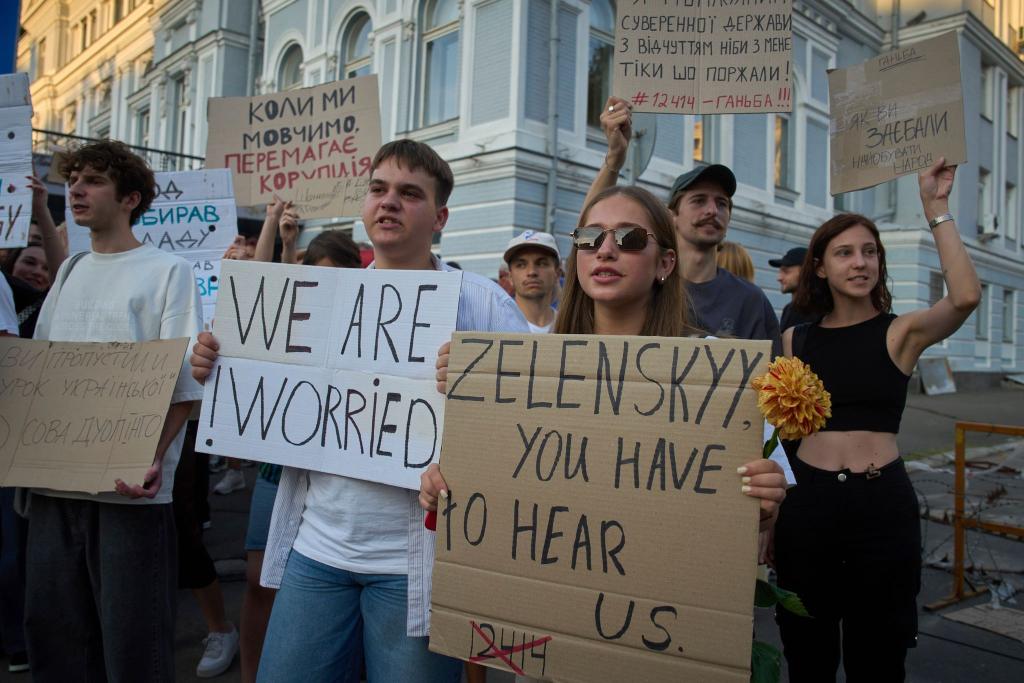 Seit Tagen gab es Proteste in Kiew und anderen Städten gegen die Beschneidung der Vollmachten der Anti-Korruptionsbehörden. - Foto: Efrem Lukatsky/AP/dpa