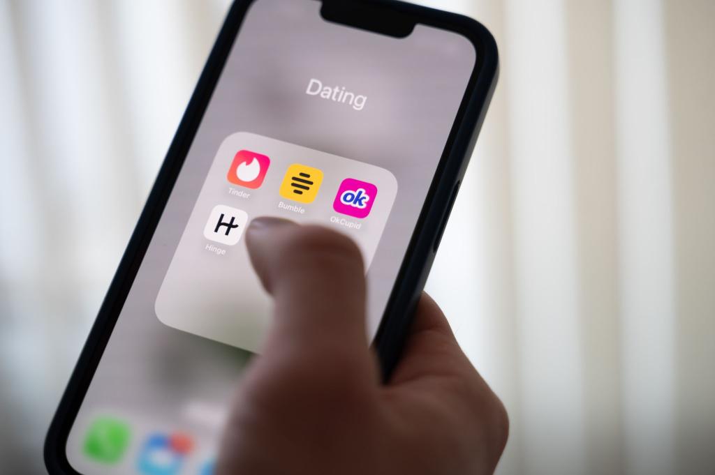 Eine Frau hält ein Smartphone, auf dem Dating-Apps angezeigt werden. (Symbolbild) - Foto: Alicia Windzio/dpa