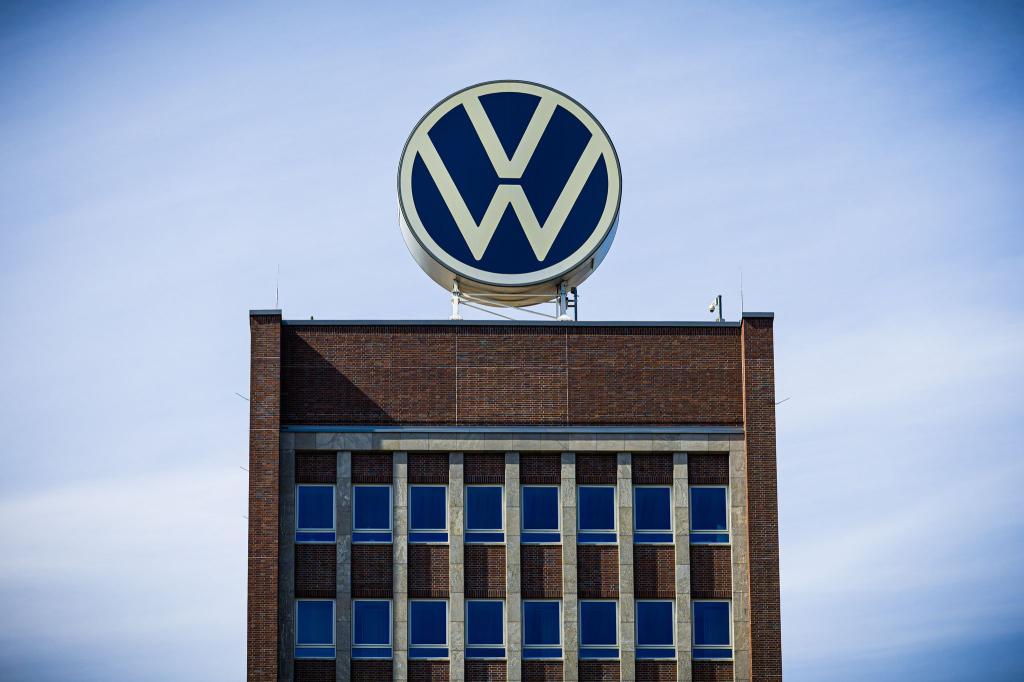 VW erleidet einen Gewinneinbruch im 2 Quartal. (Archivbild) - Foto: Moritz Frankenberg/dpa