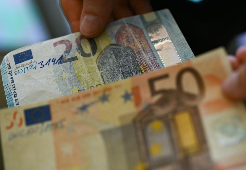 Scheine im Nennwert von 50 und 20 Euro werden am häufigsten gefälscht. - Foto: Arne Dedert/dpa