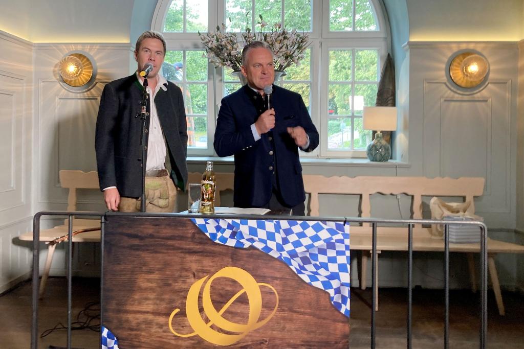 Der Liedermacher Oimara alias Beni Hafner und Wiesn-Chef Christian Scharpf (SPD) freuen sich auf die Wiesn. - Foto: Sabine Dobel/dpa