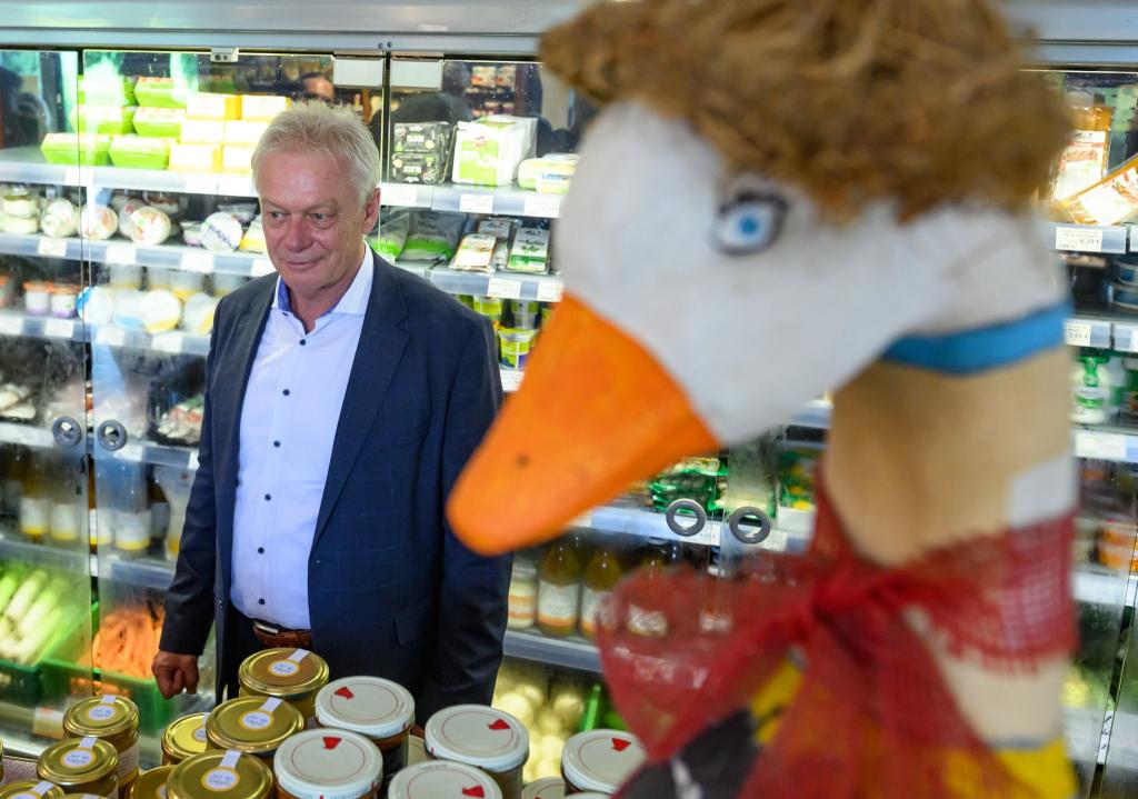 Bundesagrarminister Alois Rainer (CSU) besucht in Brandenburg den Bio-Betrieb «Ökodorf Brodowin» . - Foto: Patrick Pleul/dpa