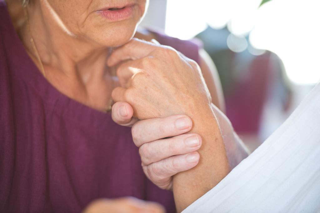 Bestimmte Antikörper-Wirkstoffe können Alzheimer verlangsamen - eine Chance für viele Menschen. (Symbolbild) - Foto: Daniel Naupold/dpa