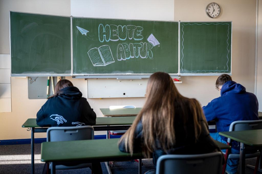Der Deutsche Lehrerverband spricht von einer «Flut an Einser-Abis». (Symbolbild) - Foto: Sina Schuldt/dpa