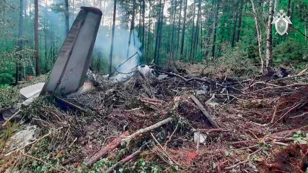 Überreste der abgestürzten An-24 mitten in der Taiga. - Foto: -/Russian Investigative Committee/AP/dpa
