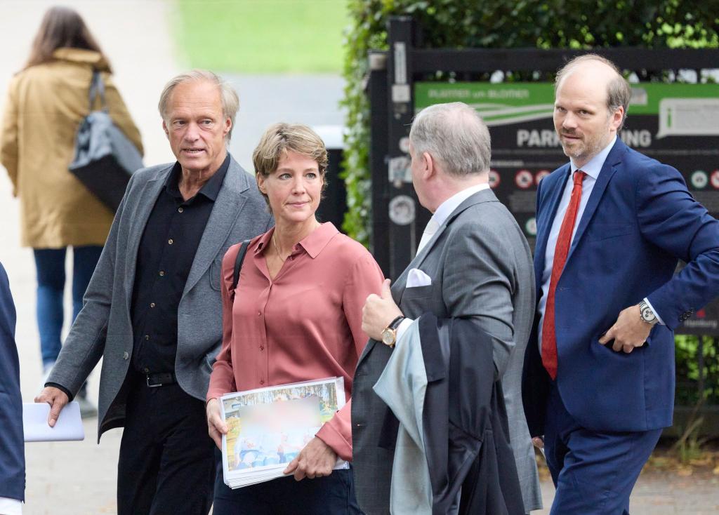 Die Angeklagte Christina Block brachte ein Foto ihrer Kinder mit zum Prozess. - Foto: Georg Wendt/dpa