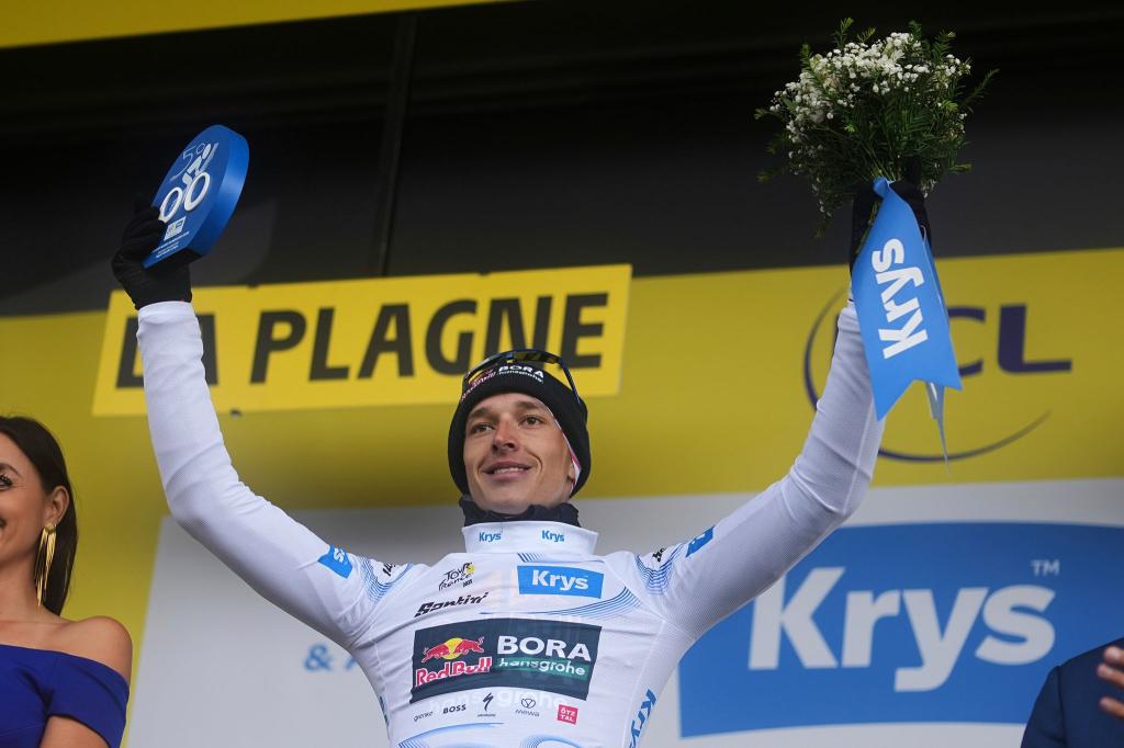 Florian Lipowitz hat auf der 19. Etappe der Tour de France den dritten Platz und das Weiße Trikot verteidigt. - Foto: Thibault Camus/AP/dpa
