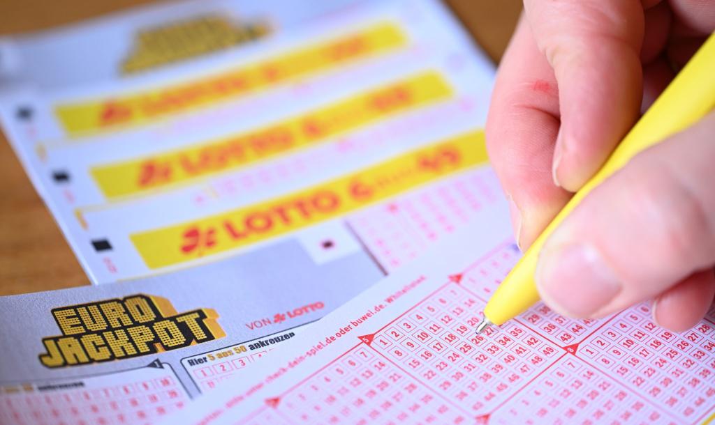 Im Eurojackpot lagen 113 Millionen Euro. Nach zehn Ziehungen ohne Hauptgewinn gibt es nun mindestens zwei Gewinner. (Archivbild) - Foto: Bernd Weißbrod/dpa