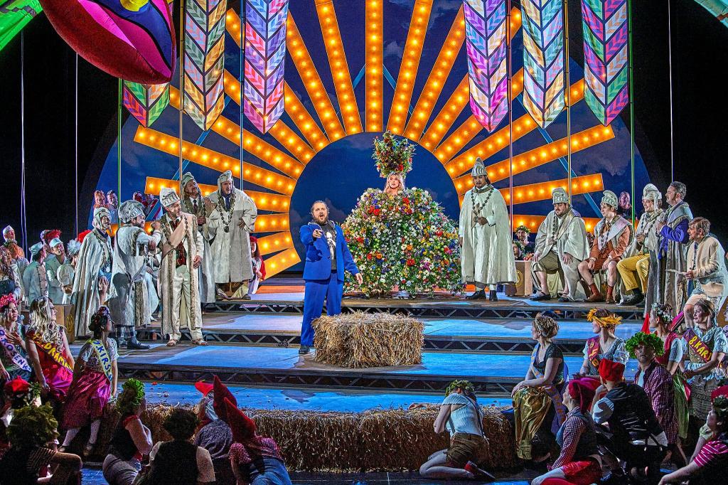 Michael Spyres gewinnt als Stolzing nicht nur seine Eva, sondern auch das Bayreuther Publikum. Über ihm - auf dem Handout-Bild abgeschnitten - fliegt eine bunte Kuh. - Foto: Enrico Nawrath/Bayreuther Festspiele/dpa