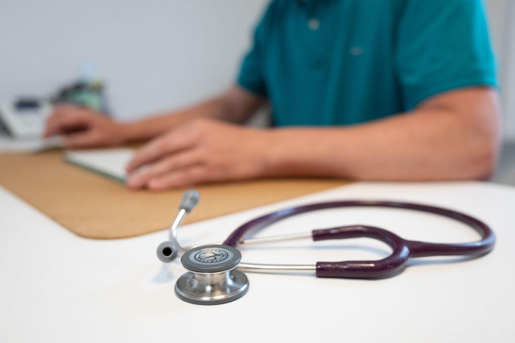 Eine Studie der Uni Würzburg zeigt, dass Ärzte, die in ihrer Arbeit Künstliche Intelligenz verwenden, von Patienten schlechter eingeschätzt werden. (Symbolbild) - Foto: Sebastian Kahnert/dpa