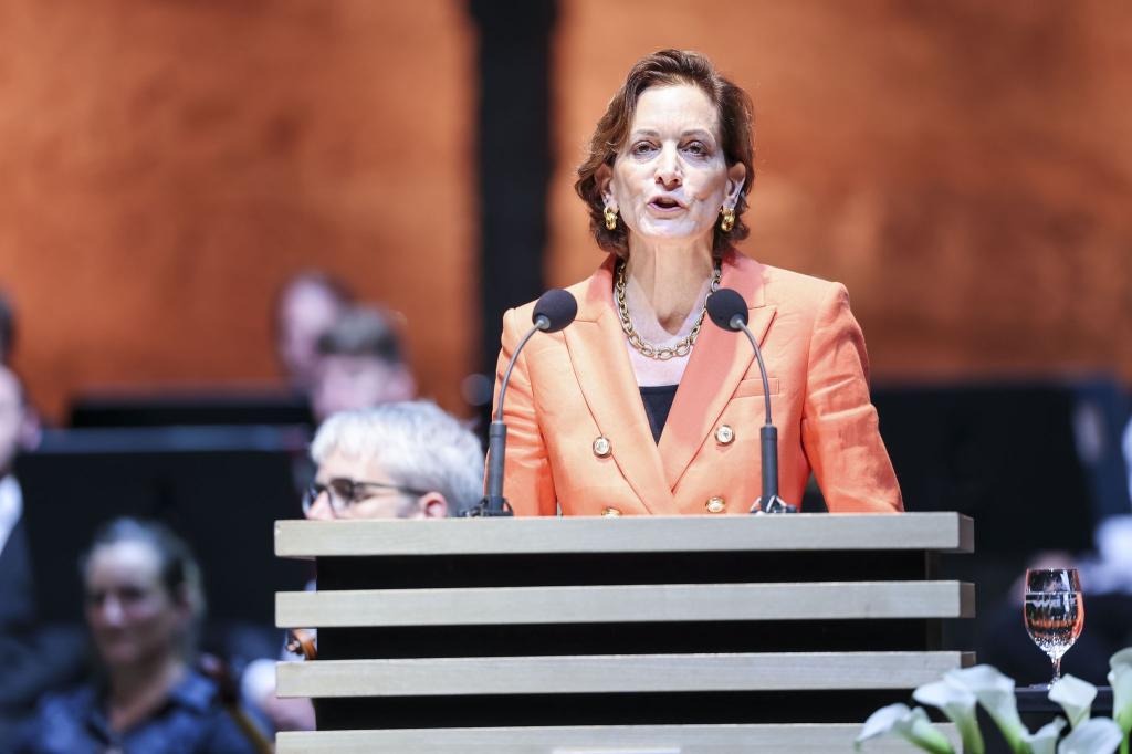 Applebaum sieht die Demokratien massiv in Gefahr. - Foto: Franz Neumayr/Leopold/LAND SALZBURG/dpa