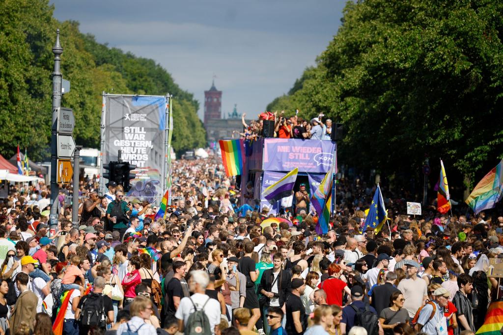 Die Veranstalter rechneten im Vorhinein mit mehreren Hunderttausend Teilnehmern. - Foto: Carsten Koall/dpa