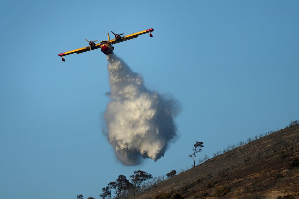 Einsatz gegen Waldbrände in Griechenland - Foto: Thanassis Stavrakis/AP/dpa