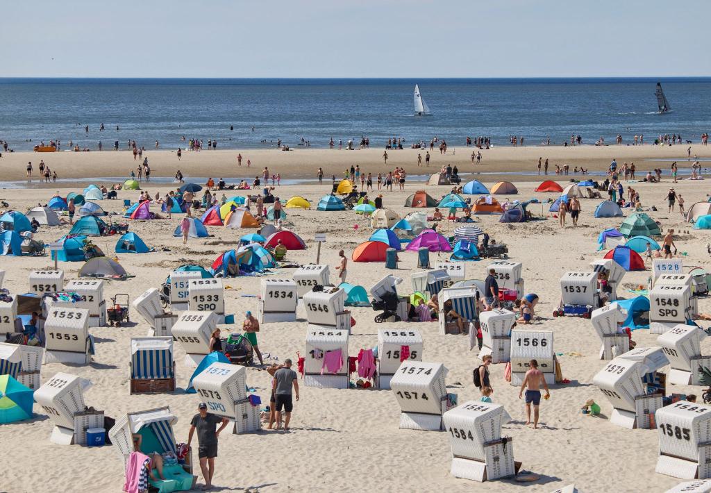 Eine Woche am Strand - oder auch nur bei Freunden - ist für viele Menschen zu teuer. (Archivbild) - Foto: Georg Wendt/dpa