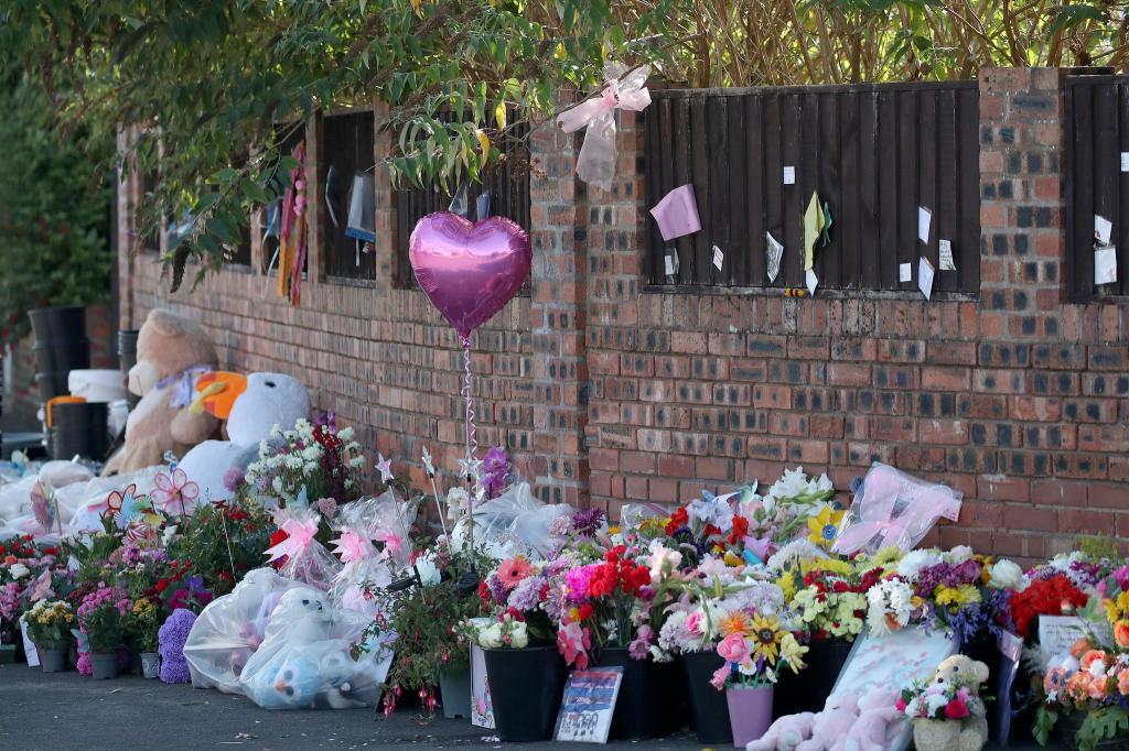 Menschen haben in der Nähe des Tatorts von Southport Blumen niedergelegt. (Archivbild) - Foto: Scott Heppell/AP/dpa