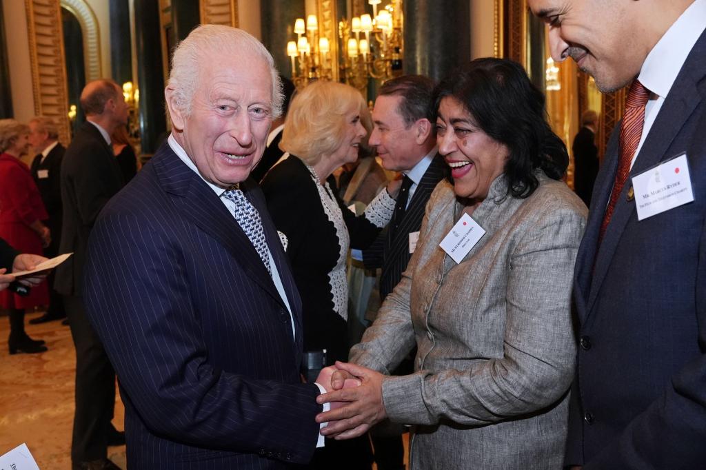 Gurinder Chadha mit König Charles III. im November 2024 bei einem Empfang. - Foto: Aaron Chown/PA Pool via AP/dpa