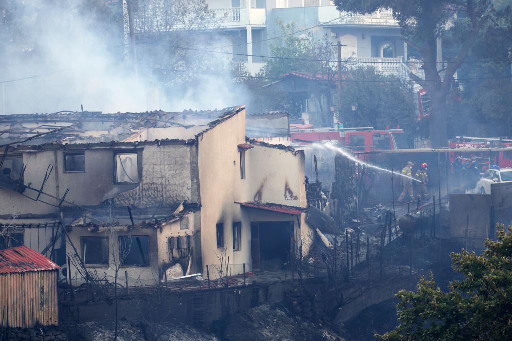 Zahlreiche Häuser sind beschädigt oder vollständig ausgebrannt. - Foto: Yorgos Karahalis/AP/dpa