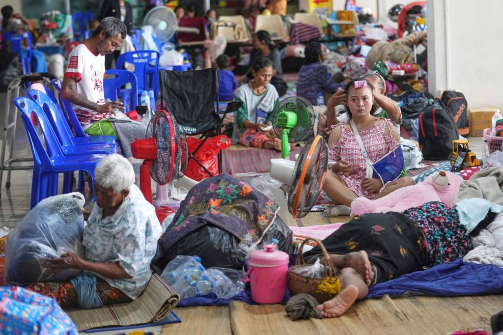 Immer mehr Menschen müssen in Evakuierungszentren untergebracht werden. - Foto: Sakchai Lalit/AP/dpa