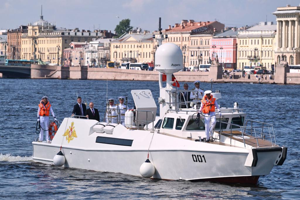 Putin besucht eine Übung der russischen Kriegsmarine. - Foto: Alexei Danichev/Pool Sputnik Kremlin/AP/dpa