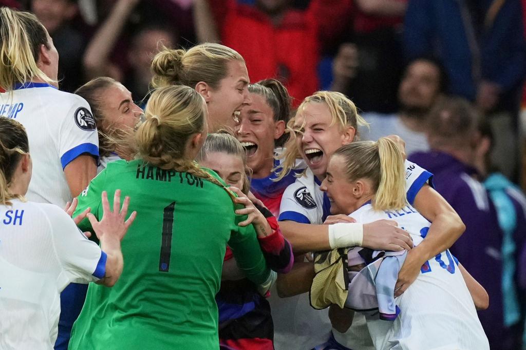 England feiert den EM-Titel. - Foto: Alessandra Tarantino/AP/dpa