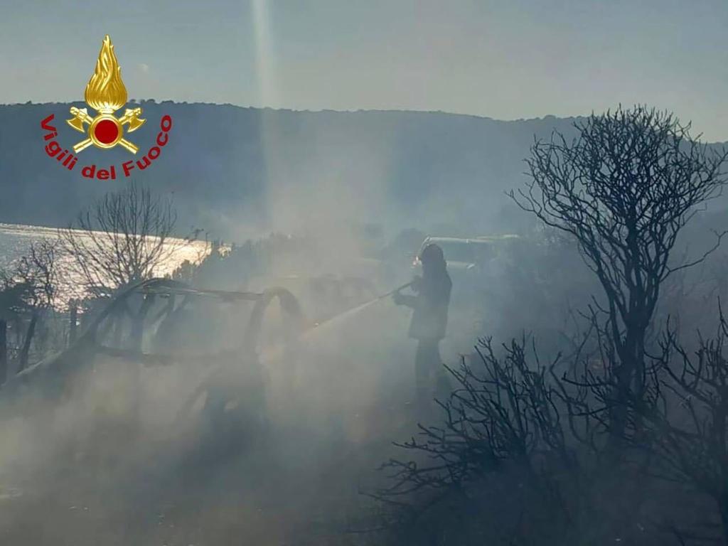 Seit frühen Nachmittag ist die Feuerwehr im Einsatz. - Foto: -/Vigili del Fuoco/dpa