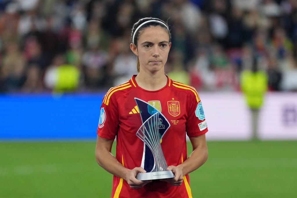 Kein Trost für Aitana Bonmatí: Auszeichnung als beste Spielerin des Turniers. - Foto: Martin Meissner/AP/dpa