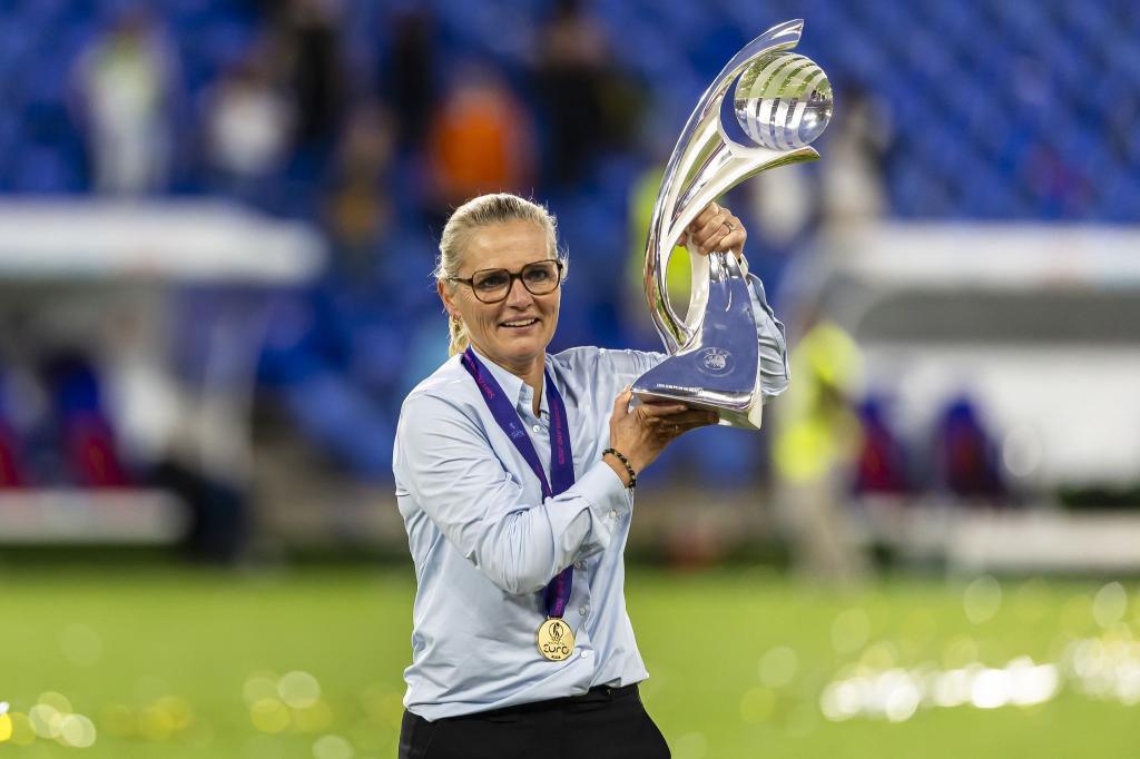 Da ist das Ding - mal wieder: Sarina Wiegman freut sich über ihren dritten EM-Titel. - Foto: Michael Buholzer/KEYSTONE/dpa