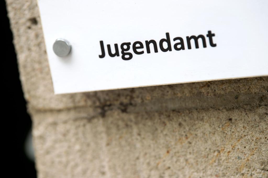 In einer akuten Krisensituation kann das Jugendamt Minderjährige vorübergehend aus der bisherigen Umgebung herausnehmen und an einem sicheren Ort unterbringen. (Archivbild) - Foto: Arno Burgi/dpa-Zentralbild/dpa