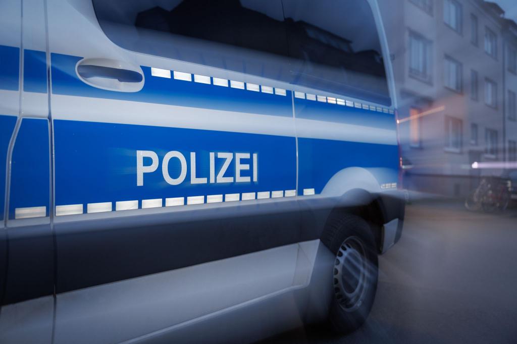 Nach der brutalen Attacke auf Kölner Anhänger im Januar dieses Jahres hat die Polizei eine Großrazzia gegen HSV-Fans durchgeführt. - Foto: Friso Gentsch/dpa