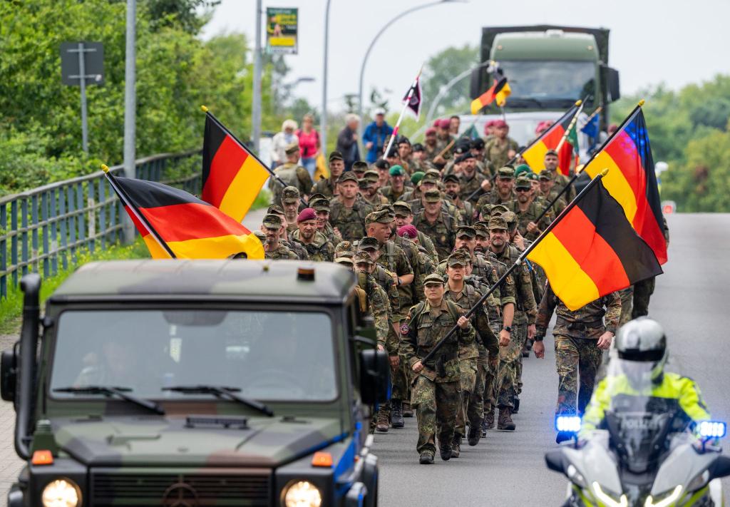 Den Gedenkmarsch gibt es in diesem Jahr zum achten Mal. - Foto: Soeren Stache/dpa