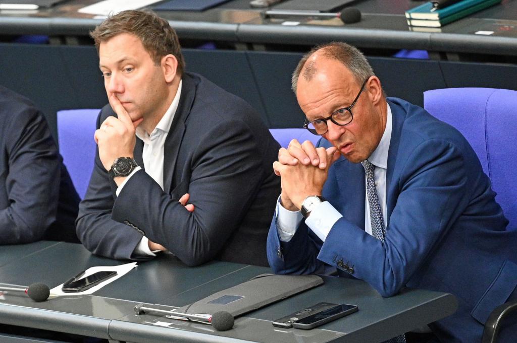 Die Lücke im Haushalt ist durch Kompromisse von SPD und Union größer geworden - Finanzminister Lars Klingbeil (SPD) und Kanzler Friedrich Merz (CDU) dürften nun noch einige Verhandlungen bevorstehen. (Archivbild) - Foto: Niklas Treppner/dpa