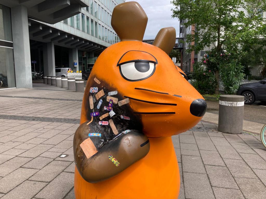 Die Maus-Figur vor dem WDR-Gebäude in Köln wurde mit vielen Pflastern versorgt. - Foto: Jonas-Erik Schmidt/dpa