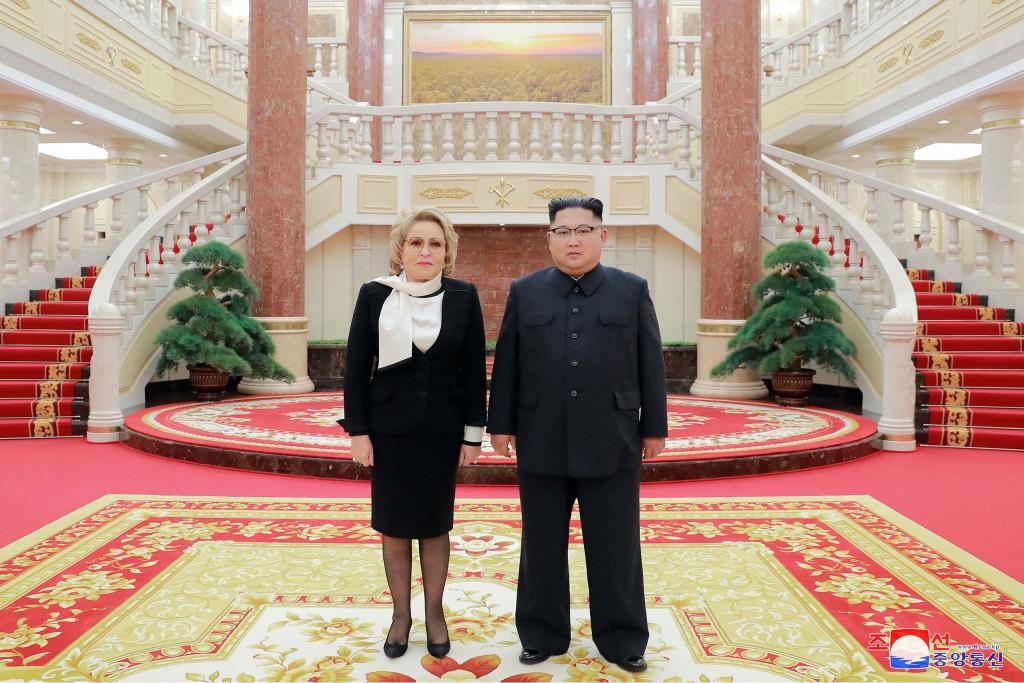 Valentina Matwijenko - hier bei einem Treffen mit Nordkoreas Staatschef Kim Jong Un - gilt als enge Vertraute von Kremlchef Wladimir Putin noch aus Petersburger Zeiten. (Archivbild) - Foto: -/KCNA/dpa