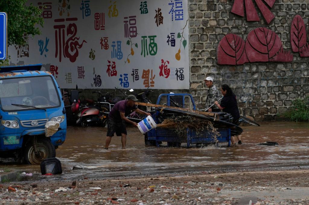 Die Behörden hatten vor schweren Unwettern gewarnt. - Foto: Mahesh Kumar A./AP/dpa